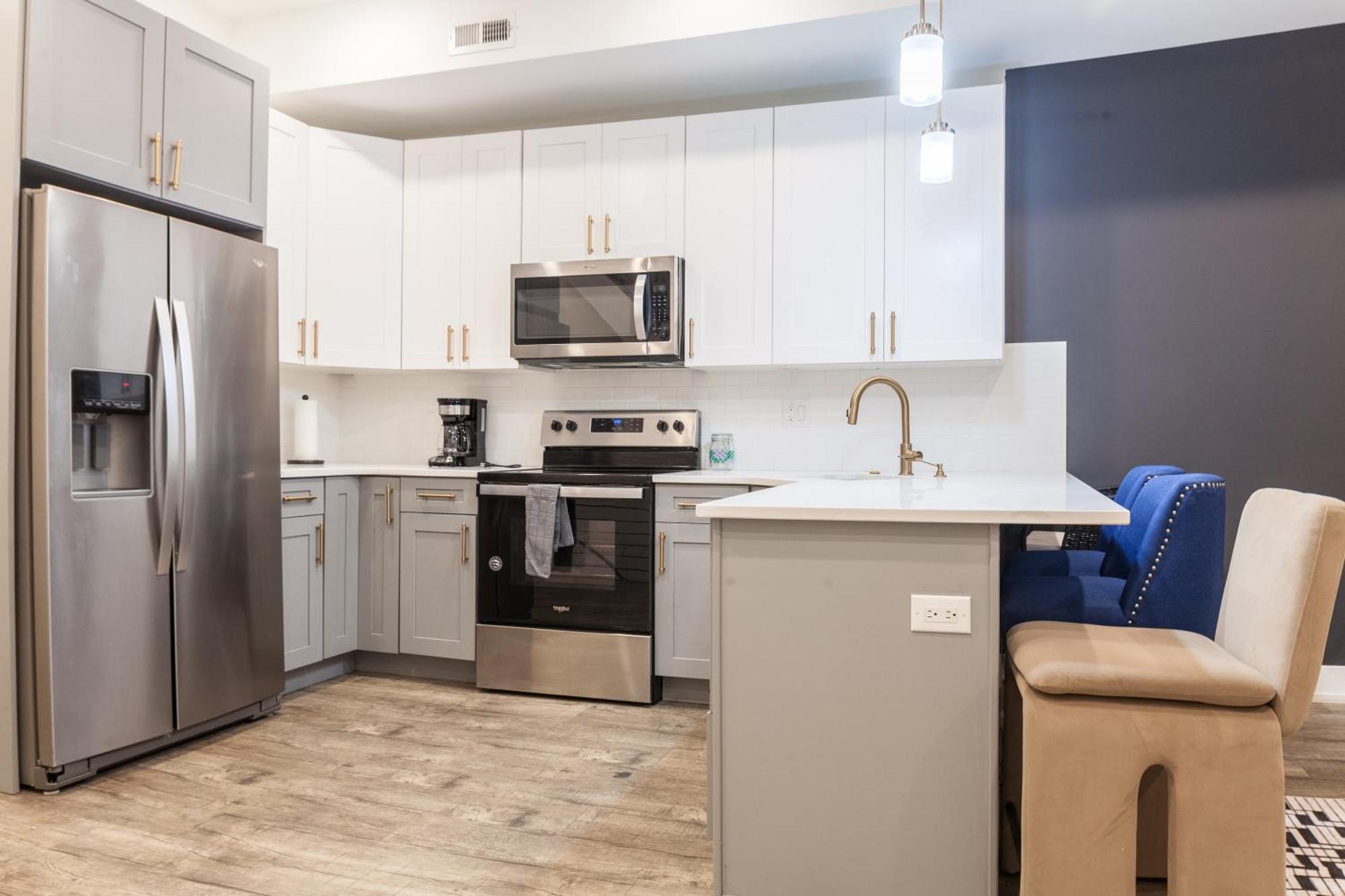 Apartment 3bed3bath -wdkingbedsstreetparking *