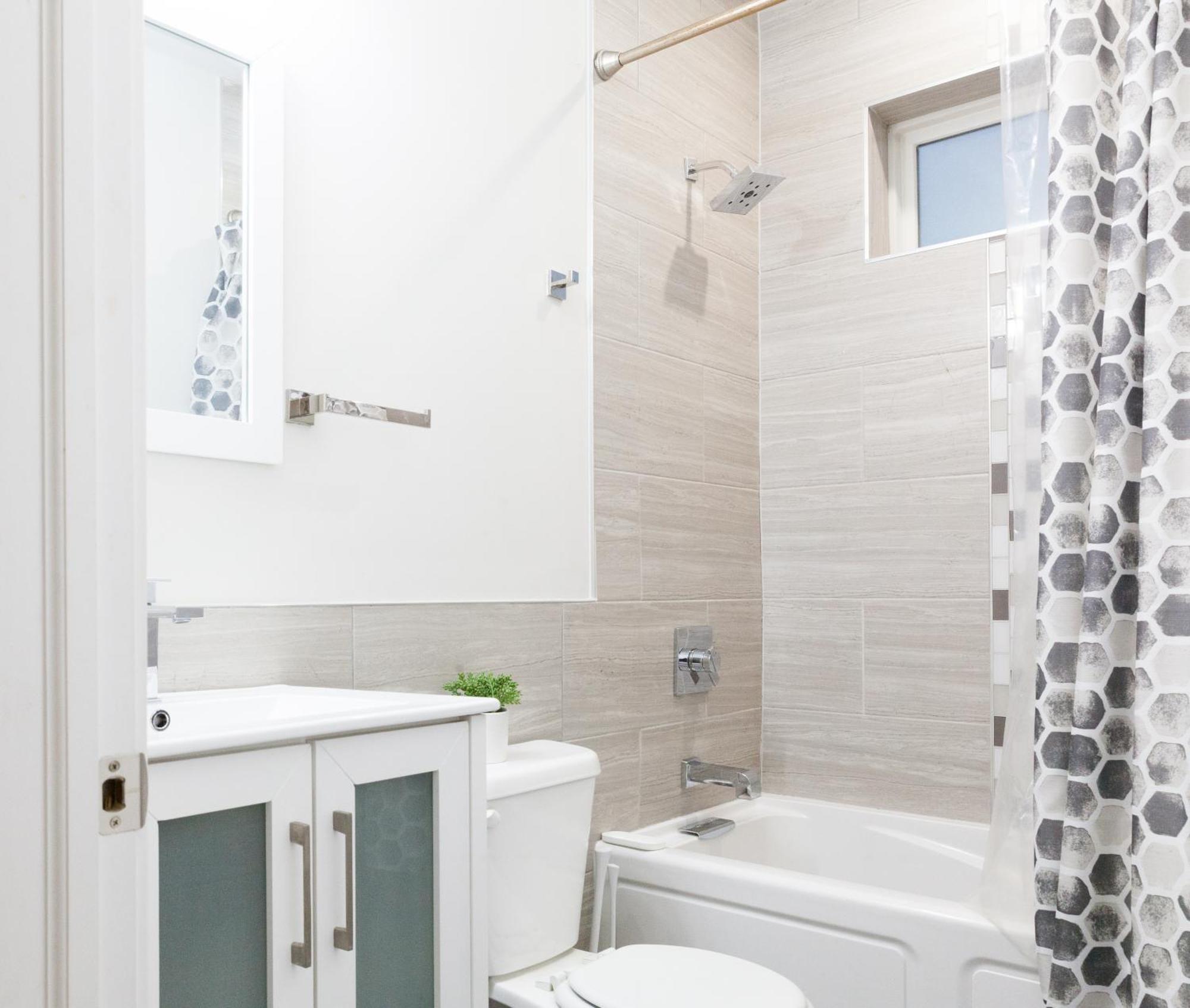 3bed3bath -wdkingbedsstreetparking