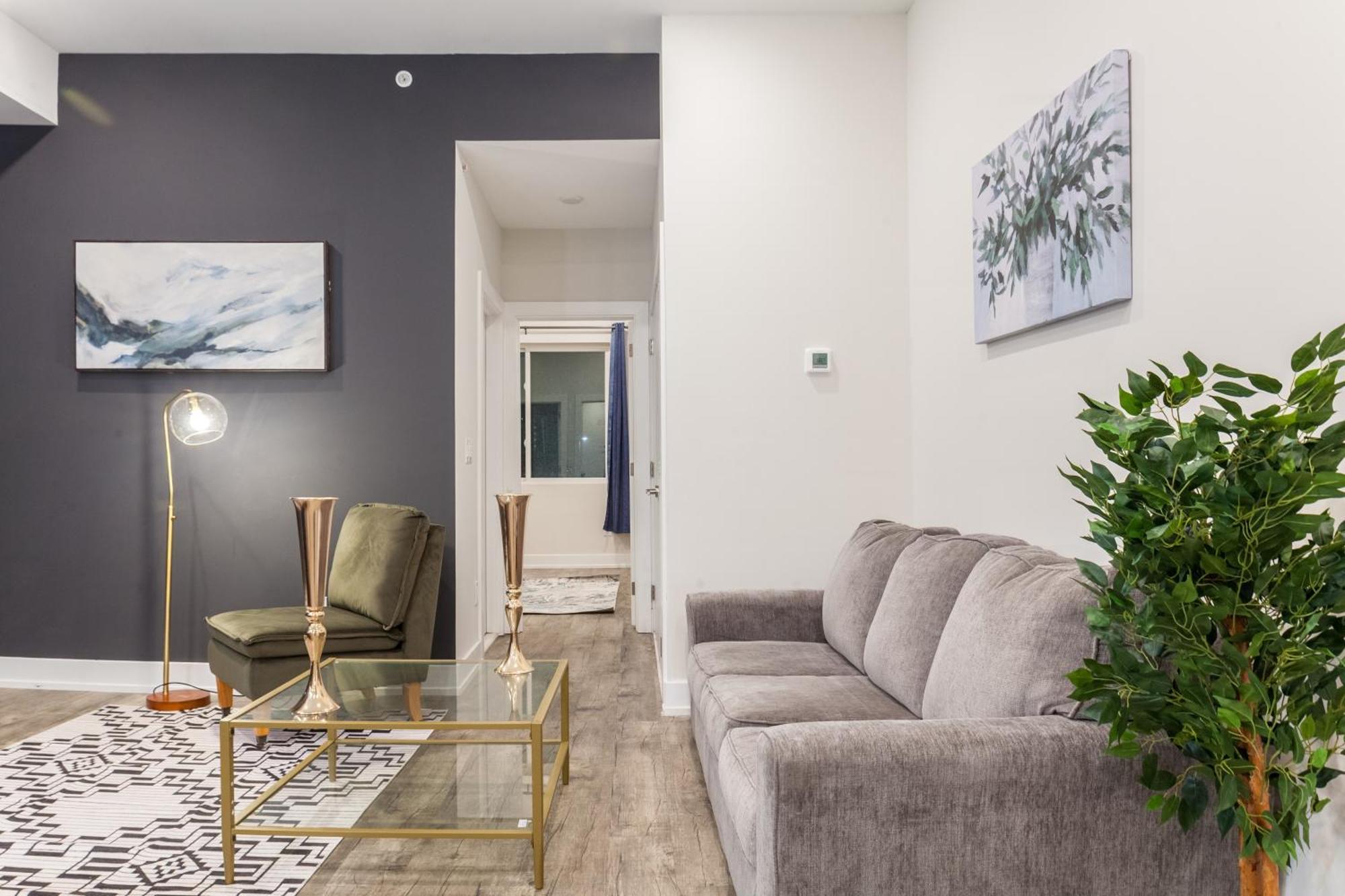 3bed3bath -wdkingbedsstreetparking Apartment